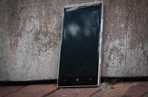 Nokia_Lumia_930_Hands_Onb-300x198